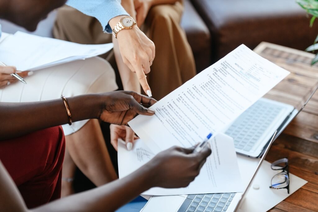 En la comunicación horizontal y vertical se realiza la división de actividades para cada integrante del equipo.