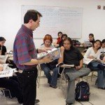 Explicación del profesor a los alumnos